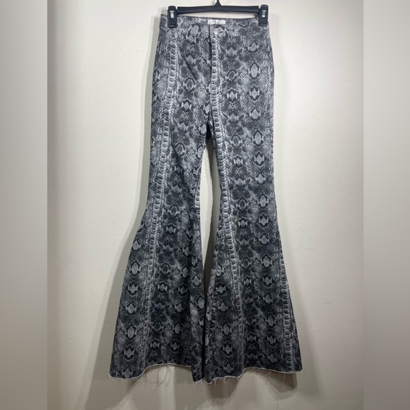 Free People Snake Python Just Float On Bell Bottom High Waisted Jeans 26 - Picture 8 of 16
